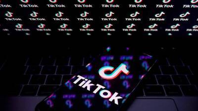 Модераторы TikTok подали иски против соцсети из-за психологических травм - iz.ru - Израиль