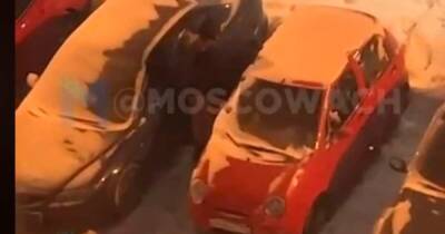 Пьяный мужчина без штанов полчаса крушил автомобили в Новой Москве - ren.tv - Москва - поселение Московский