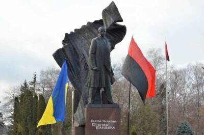 Степан Бандер - Памятник Бандере в Тернополе начали охранять от желающих осквернить монумент «героя» - news-front.info - Украина - Тернополь