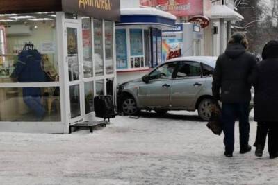В Ижевске водителю стало плохо, из-за чего он сбил пешехода и ларёк - izhevsk.mk.ru - Ижевск