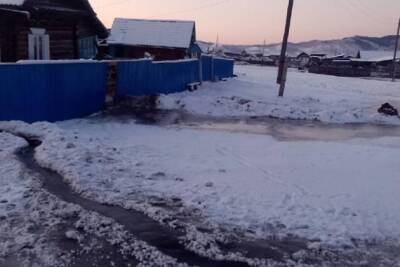 Воду от подтопленного дома в селе Малый Тонтой пришлось отводить трактором - chita.ru