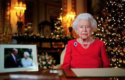 Елизавета II - герцог Филипп - С тоской и надеждой: Елизавета II поздравила подданных с Рождеством - tvc.ru