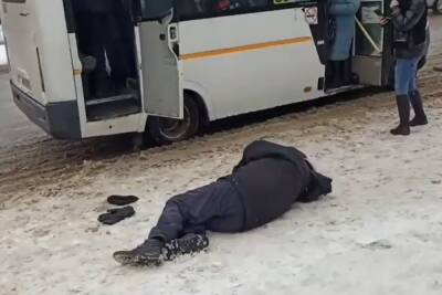 Вещи пьяного дебошира выкинули из воронежской маршрутки - vrn.mk.ru - Воронеж