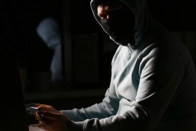 Лжесотрудник банка вынудил жителя Угловки перевести 2,5 млн рублей - mk.ru - Украина - Новгородская обл.