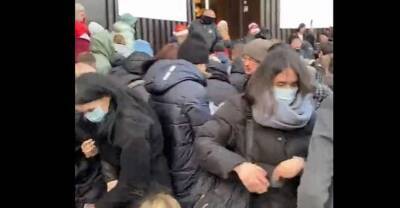 Молдавский ювелир метнул в толпу килограмм золотых украшений (видео) - lenta.ua - США - Украина - Молдавия - Кишинев