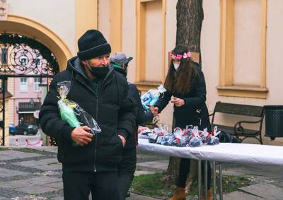 Церковная организация угостила пражских бездомных рождественским обедом - vinegret.cz - Чехия - Прага
