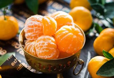 Новогодний стол: чем хороши и чем опасны мандарины - online47.ru