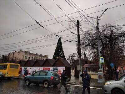 В Черновцах вспыхнул пожар в Рождественском городке, пострадала девушка - ru.slovoidilo.ua - Украина - Киевская обл. - Черновицкая обл. - Черновцы - район Бориспольский