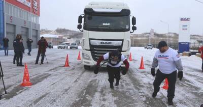 Силач протащил фуру в 8 тонн на 47,5 метров и установил рекорд России - ren.tv - Россия - Красноярск - Красноярск