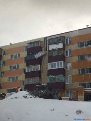 Две УК в Холмске спорят, кому ремонтировать оторванный фасад - sakhalin.info - Холмск