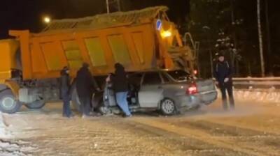 На въезде в Пензу «Приора» врезалась в пескотряс - penzainform.ru - Пенза - Камаз