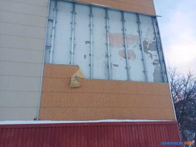 Фасад дома в Холмске больше года не могут вернуть на место - sakhalin.info - Холмск