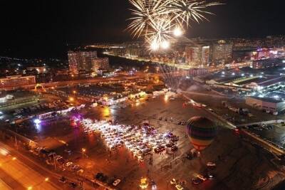В Ставрополе «зажгли» елку почти из 300 машин - kavkaz.mk.ru - Ставрополье - Ставрополь