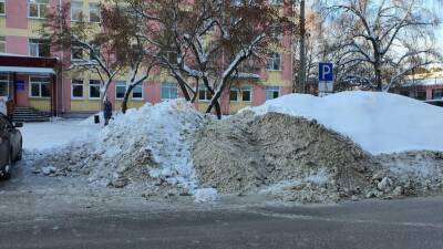 В Новосибирске засыпали снегом парковку для инвалидов у поликлиники №2 - sib.fm - Новосибирск - Новосибирская обл. - р-н Советский