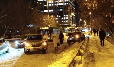 ДТП с двумя внедорожниками парализовали улицу Перекопскую в Тюмени - nashgorod.ru - Тюмень