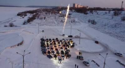В Новочебоксарске автомобилисты сделали елку из более чем полусотни машин: "Традицию не нарушаем!" - pg21.ru - Новочебоксарск