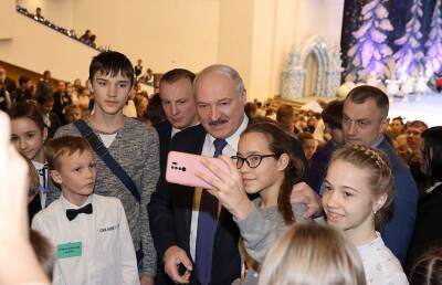 Александр Лукашенко - Александр Лукашенко посетил главную ёлку страны: кто сидел рядом с президентом и какой подарок дети вручили главе государства? - ont.by - Белоруссия