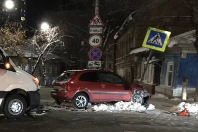 Ford - Около прокуратуры Саратовской области маршрутное такси попало в ДТП - saratov.mk.ru - Россия - Саратовская обл. - Саратов - район Волжский, Саратов