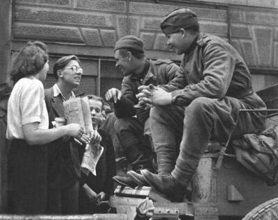 Братание после войны: как ветераны-красноармейцы общались с немцами - Русская семерка - russian7.ru - Россия - Германия - Румыния - Венгрия - Польша - Болгария - ГДР - Чсср