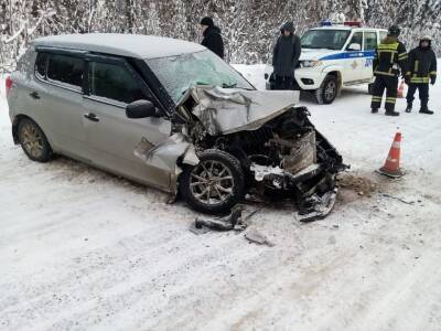 В Сысольском районе водитель Skoda Fabia врезался в припаркованный МАЗ - komiinform.ru - респ. Коми