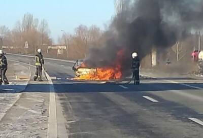 Под Киевом после столкновения вспыхнул автомобиль семьи с детьми: маму зажало в пылающем салоне - politeka.net - Украина - Киев - Киевская обл. - Киев