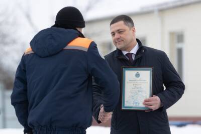 Михаил Ведерников - Юрий Петров - Псковский губернатор вручил спасателям награды и осмотрел их новую технику - mk-pskov.ru - Россия - Псковская обл. - Псков