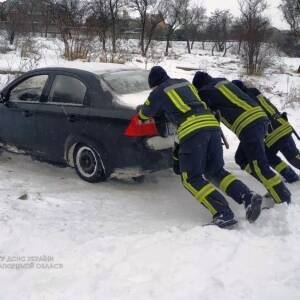 В Запорожской области спасатели продолжают оказывать помощь на автодорогах. Фото - reporter-ua.com - Украина - Запорожская обл. - Запорожье