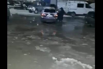 В центре Кургана из-за аварии затопило двор - kikonline.ru