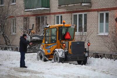 Комблаг отправил плавиться снег в 1,6 тысячах самосвалов и предупредил водителей о гололедице - neva.today - Санкт-Петербург