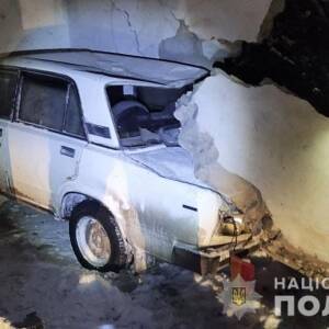 В Запорожской области пьяный водитель ВАЗа врезался в остановку. Фото - reporter-ua.com - Запорожская обл. - Запорожье