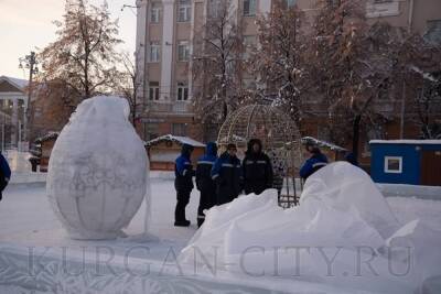 На центральную площадь Кургана привезли новогодние арт-объекты с GR-кодами - znak.com