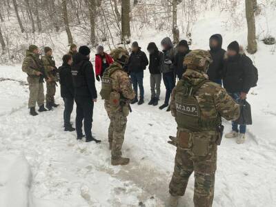 Украинские пограничники задержали восьмерых нелегальных мигрантов – шли в Румынию - gordonua.com - Украина - Румыния - Пакистан