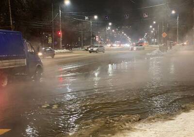 Из-за прорыва трубы на Касимовском шоссе затопило дорогу - ya62.ru
