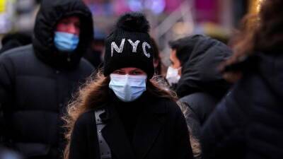 Джо Байден - Медрегулятор США сократил срок изоляции для заболевших COVID-19 - russian.rt.com - США