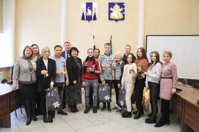 Выпускникам детских домов вручили ключи от квартир в Корсакове - sakhalin.info