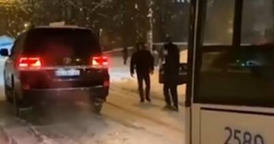 Днепр завалило снегом: Toyota Land Cruiser буксировал троллейбус, а Audi – фуры (видео) - focus.ua - Украина - Днепр