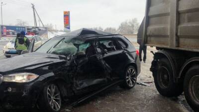 На АЗС водитель на BMW врезался в грузовик: что известно об аварии на трассе Киев-Одесса, кадры - politeka.net - Украина - Киев - Одесса - Одесская обл.