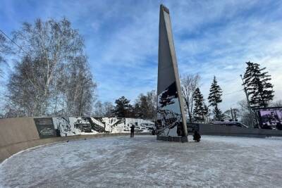 Стелу из красного гранита высотой с пятиэтажный дом открыли в Омске - omsk.mk.ru - Челябинск - Омск