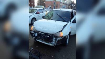 В центре Воронежа водитель Renault создал массовое ДТП и уехал: есть пострадавший - vestivrn.ru - Воронеж