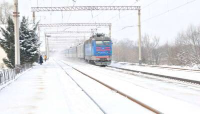 Сильная непогода нарушила график движения поездов - lenta.ua - Украина