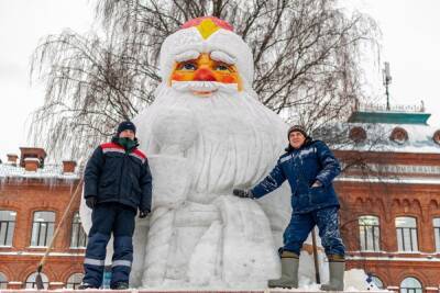 В Рыбинске построили гигантского Деда Мороза из снега - yar.mk.ru - Рыбинск