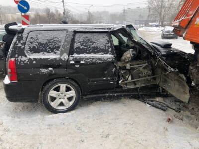 В Новосибирске водитель Subaru разбил голову в аварии с КАМАЗом - sib.fm - Новосибирск - район Кировский, Новосибирск - Камаз