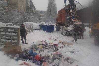 В Петрозаводске ликвидируют стихийные свалки возле контейнерных площадок - karel.mk.ru - Петрозаводск - республика Карелия