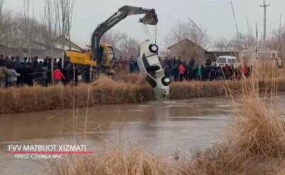 В Бухарской области спасатели МЧС подняли из канала автомобиль. Видео - podrobno.uz - Украина - Узбекистан - Ташкент