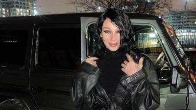 Анастасия Ивлеева - Блогер - «Постаревшая» Ивлеева показала фото с гуляний и нарвалась на критику: «Лет так 76» - 5-tv.ru