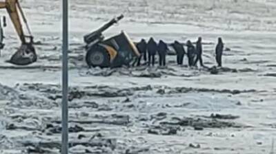 В Сети появились кадры с «утонувшим» в селе Кижеватово трактором - penzainform.ru - Пенза