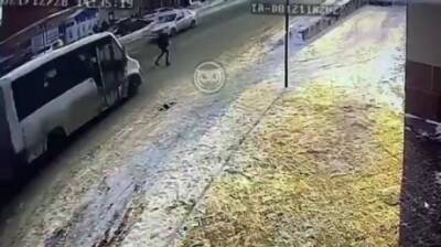 В Пензе на видео попал момент наезда маршрутки на девушку - penzainform.ru - Пенза