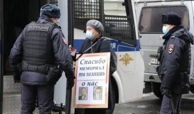 У Верховного суда, где идет процесс над «Мемориалом»*, начались задержания активистов - newizv.ru - Россия