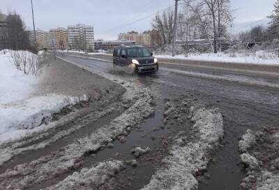 Мешок тряпок в канализации стал причиной подтопления дороги в Никольском - online47.ru - Никольское