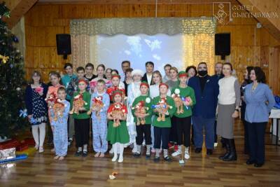 Депутаты Совета Сыктывкара поздравили маленьких воспитанников детского дома в Краснозатонском с наступающими новогодними праздниками - komiinform.ru - Сыктывкар